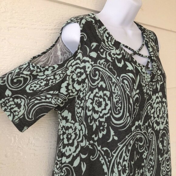 Sew in Love Paisley Softness Lrg Short Sleeve Cold Shoulder Tunic Embellished V - Picture 2 of 11